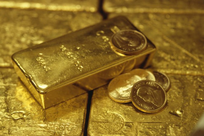 Cena zlata klesla najvýraznejšie za celý rok, oslabili aj iné bezpečné aktíva