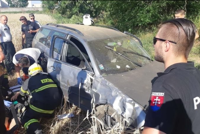 Foto: Opitý vodič sa pokúsil uniknúť policajtom, po náraze do stromu skončil v poli