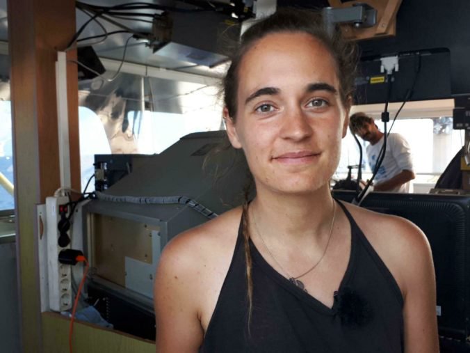 Mladú nemeckú kapitánku humanitárnej lode čaká súd na Sicílii, hrozí jej desať rokov za mrežami