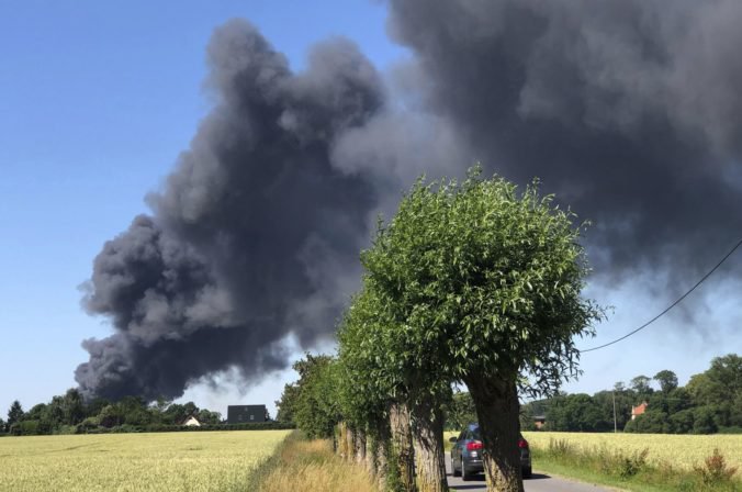 Nemeckí hasiči bojujú s historicky najväčším lesným požiarom, hasenie sťažuje aj vojenská munícia