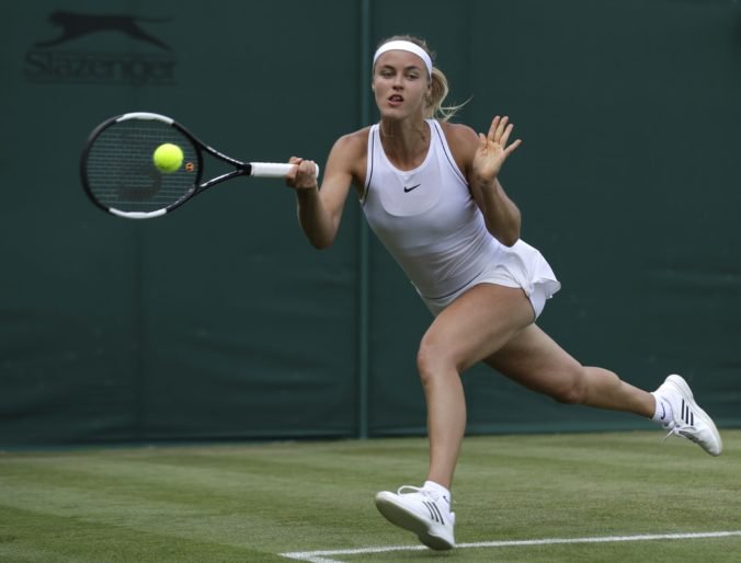 Schmiedlová v treťom sete otočila z 1:4 na 5:4, ale ani na šiesty pokus neprešla na Wimbledone cez prvé kolo