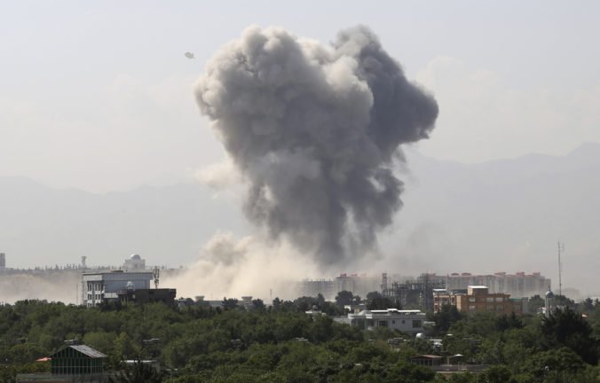 Video: Kábulom otriasol mohutný bombový výbuch, po útoku Talibanu nad miestom stúpal oblak dymu