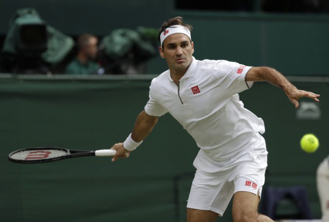 Federer po deviatich rokoch stratil set v prvom kole Wimbledonu, v ďalších nedal Harrisovi šancu