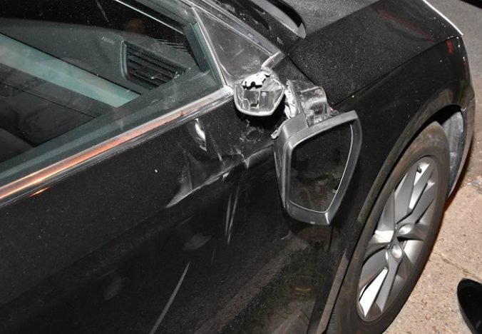 Foto: Tínedžer Imrich skončil v rukách polície, v Dúbravke demoloval spätné zrkadlá na autách
