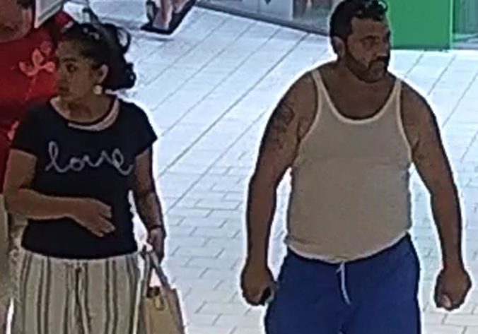 Foto: Zlodej ukradol kabelku s takmer 4-tisíc eurami, polícia hľadá osoby zo záznamov