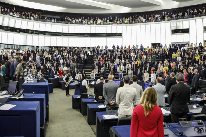 Video: Úvodné zasadnutie nového europarlamentu poznačili protesty poslancov z pravicových strán
