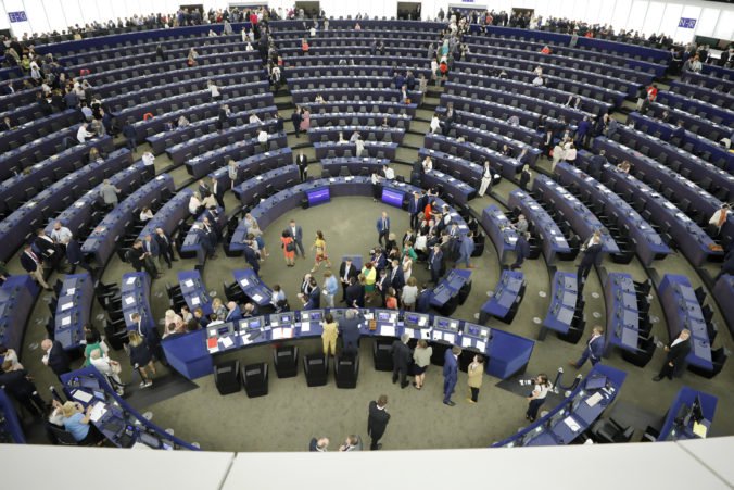 Európsky parlament si volí predsedu. Medzi kandidátmi chýba meno, ktoré navrhli lídri EÚ