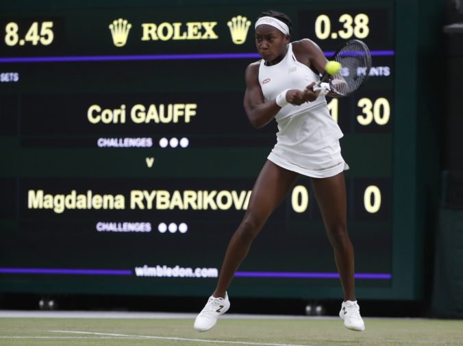 Magdaléna Rybáriková na Wimbledone podľahla 15-ročnej tínedžerke a s turnajom sa lúči