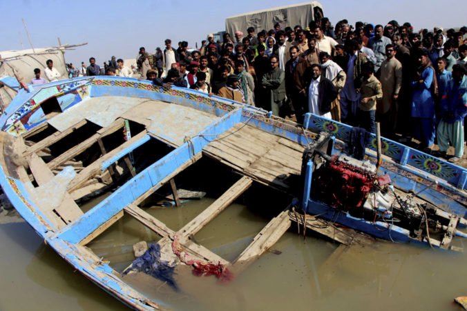 Na rieke Indus sa prevrátil preplnený čln, záchranári vytiahli z vody aj telá detí