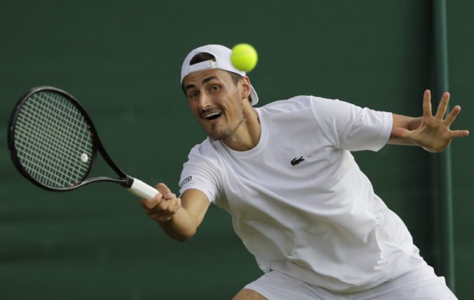 Video: Tomic „odchodil“ prvé kolo Wimbledonu, organizátori mu nedajú odmenu