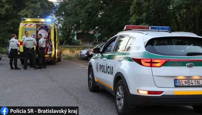 Foto: Policajti v Petržalke vyšetrovali krádež motocykla, padli aj tri výstrely
