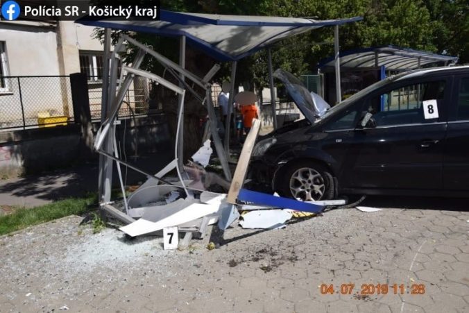 Foto: Vodič Opla narazil do autobusovej zastávky v Michalovciach