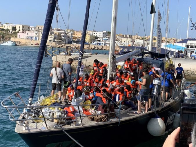 Na talianskom ostrove Lampedusa zakotvila napriek zákazu loď s migrantmi