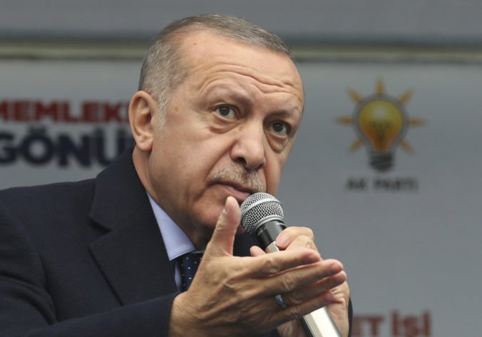 Prezident Erdogan potrestal guvernéra centrálnej banky za pomalú reakciu pri prudkom poklese líry