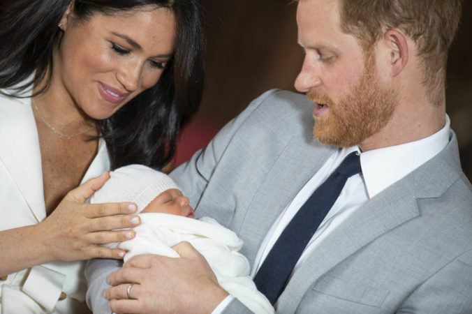Princ Harry s manželkou Meghan pokrstia syna Archieho, mená krstných rodičov nechceli prezradiť