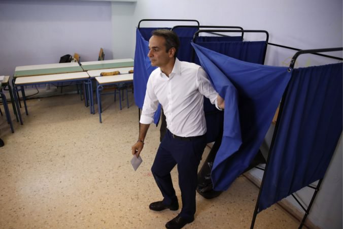 Gréci si volia nový parlament, prieskumy favorizujú opozičného lídra Mitsotákisa
