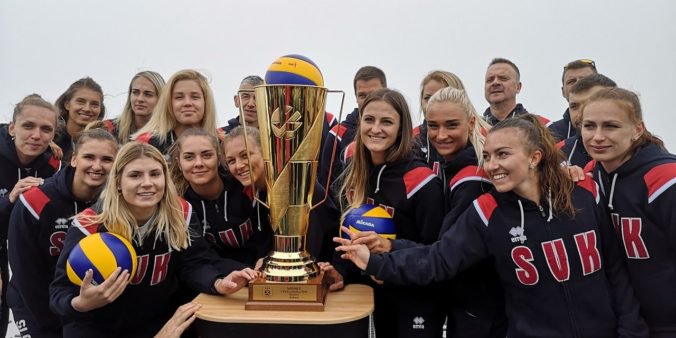 Bratislavu čaká európsky šampionát volejbalistiek, Slovenky predstavili trofej na Lomnickom štíte