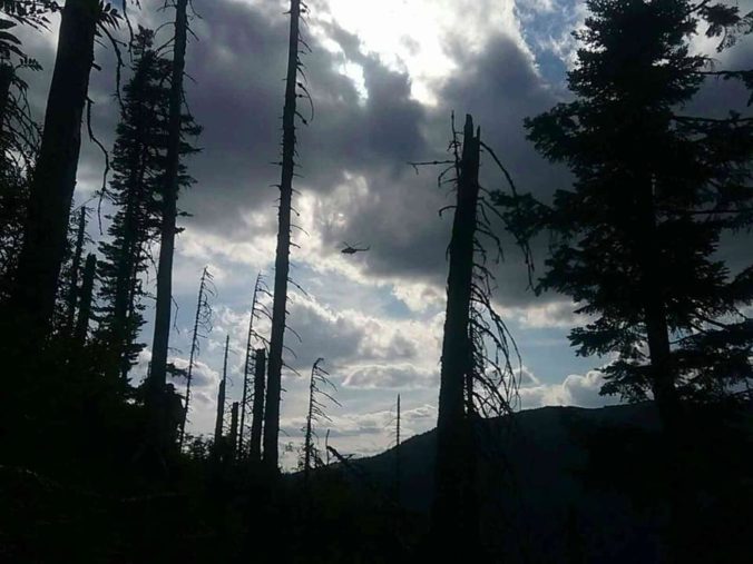 Foto: V ťažko dostupnom teréne pri Brezne horí les, zasahuje aj vrtuľník Black Hawk