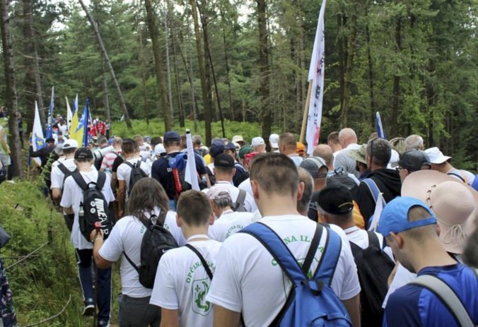 Tisícky ľudí v Bosne a Hecegovine si pokojným pochodom lesmi pripomínajú masakru v Srebrenici