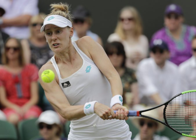 Video: Svetová jednotka sa rozlúčila s Wimbledonom, Bartyovú v osemfinále zastavila Riskeová