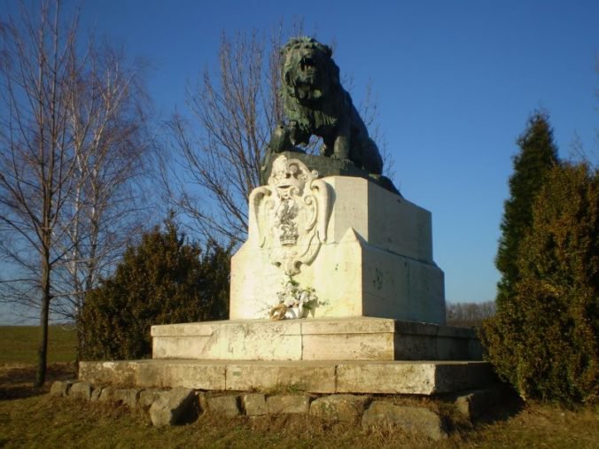 Foto: Vandali poškodili pamätník vo Veľkých Vozokanoch, sochu leva aj podstavec posprejovali