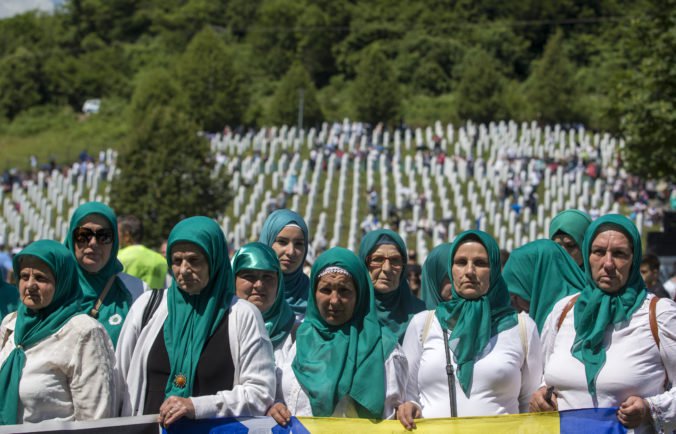 Bosnianski moslimovia si pripomenuli 24. výročie masakry v Srebrenici a pochovali ďalšie obete