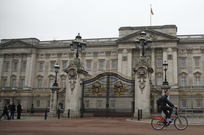 Muž preliezol hlavnú bránu Buckinghamského paláca, zadržala ho špeciálna kráľovská polícia