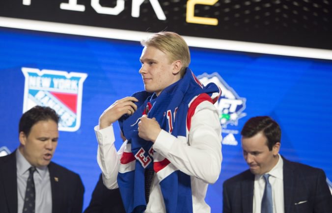 Fínsky supertalent Kaapo Kakko podpísal nováčikovský kontrakt s tímom New York Rangers