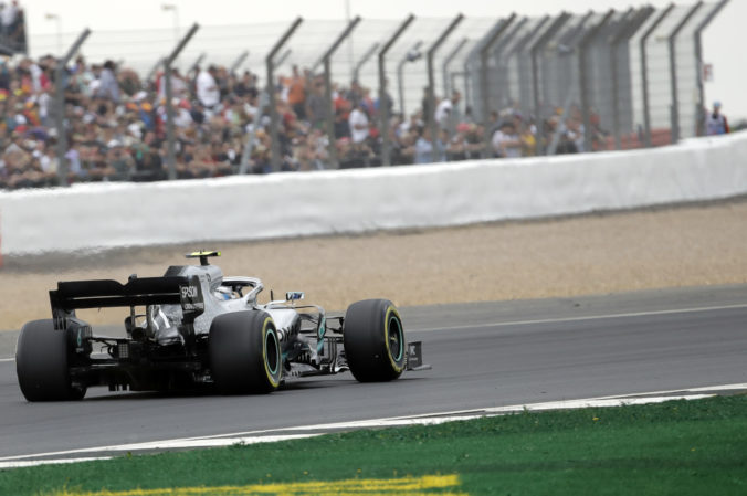 Fín Valtteri Bottas z tímu Mercedes odštartuje v Silverstone z prvého miesta