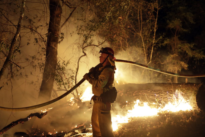 Juh Talianska sužujú lesné požiare, hasiči nasadili do boja s ohňom lietadlá