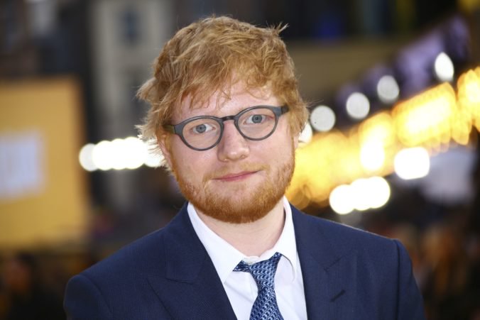 Spevák Ed Sheeran potvrdil, že je ženatý s Cherry Seaborn