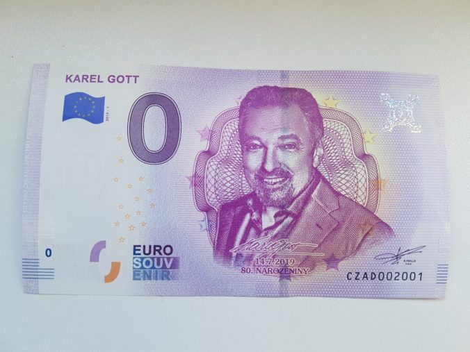 „Božský Kája“ oslavuje 80. narodeniny, bankovky s legendou vypredali za pár hodín