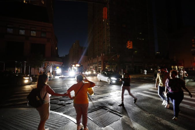 Foto: New York zasiahol rozsiahly výpadok elektriny, do tmy sa zahalil aj Times Square