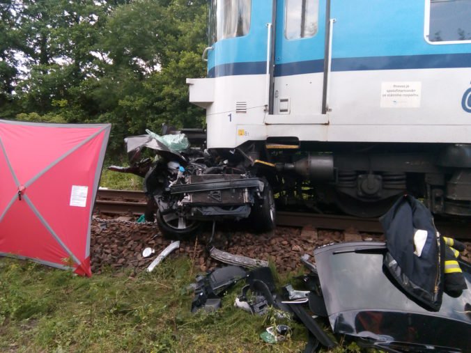 Foto: Pri zrážke vlaku s osobným autom zahynuli štyria ľudia