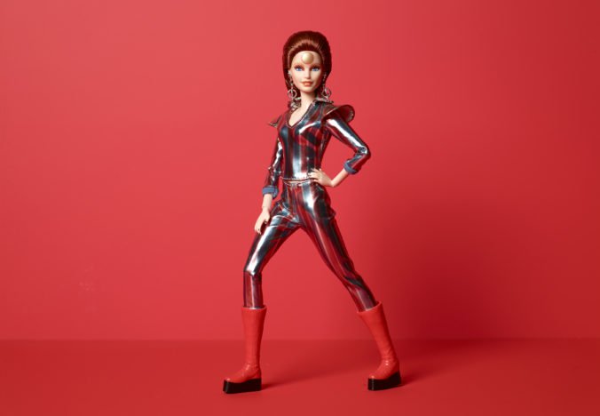 Legendárna pieseň Davida Bowieho má 50 rokov, Barbie obliekli ako Ziggyho Stardusta