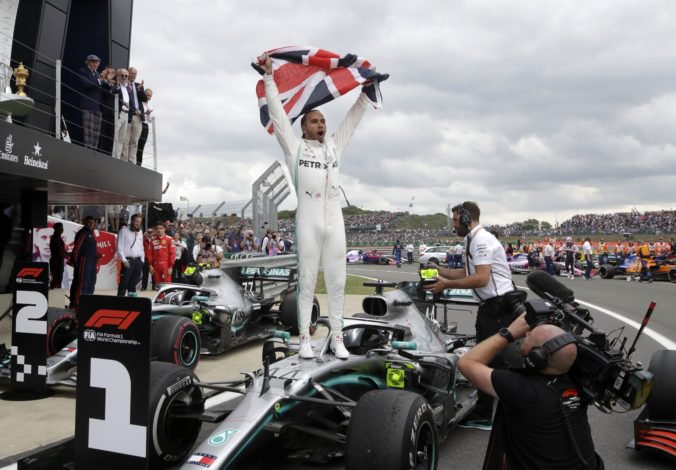 Video: Hamilton má rekordný triumf na VC Veľkej Británie, Vettel „zostrelil“ Verstappena