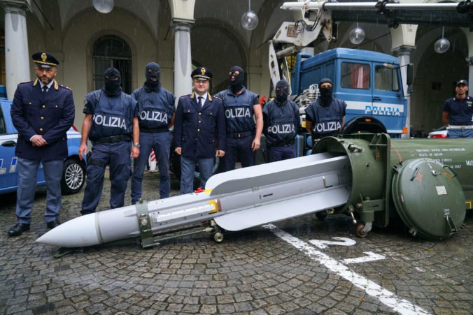 Polícia v Turíne objavila tajné zásoby automatických zbraní, raketovú strelu aj nacistické plakety