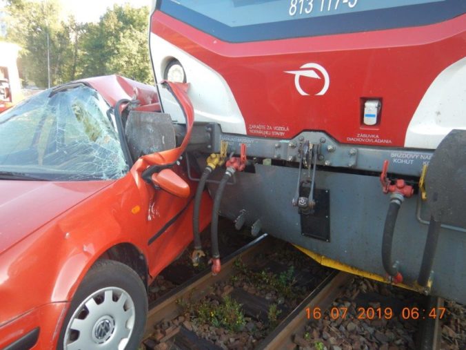Foto: Vlak aj napriek brzdeniu narazil do Golfu, vodička vošla na priecestie na červenú