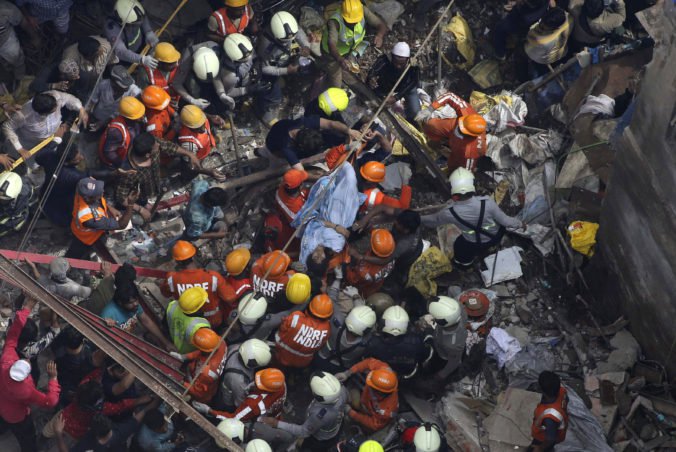 Video: V Bombaji sa zrútila štvorpodlažná budova, trosky odstraňujú záchranári aj obyvatelia