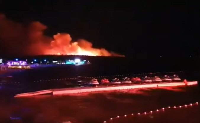 Video: Z obľúbenej pláže v Chorvátsku pre požiar evakuovali tisícky ľudí
