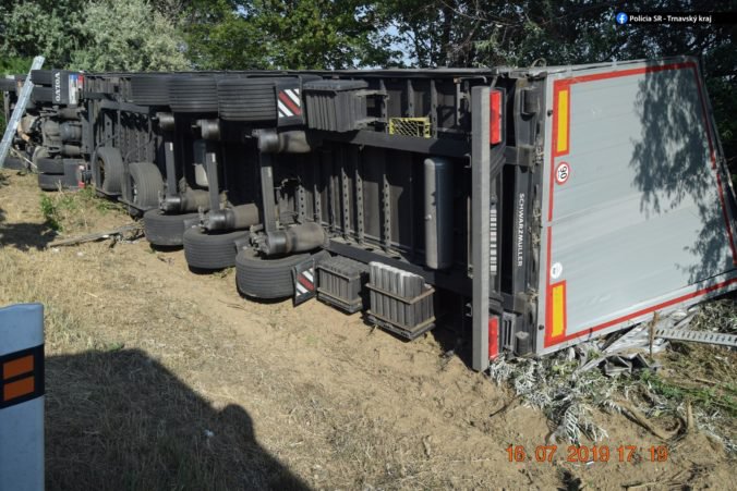 Foto: Poriadne opitý kamionista havaroval na D1 v smere na Trnavu, skončil prevrátený v priekope