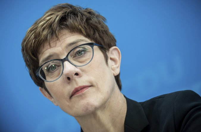 Nemecké ministerstvo obrany povedie šéfka Merkelovej strany, vo funkcii nahradí von der Leyen