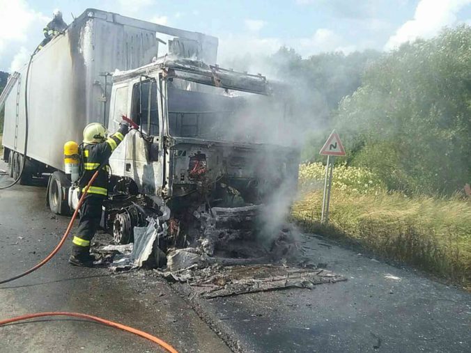 Foto: Kamión s komunálnym odpadom zachvátil oheň, požiar sa hasičom podarilo lokalizovať