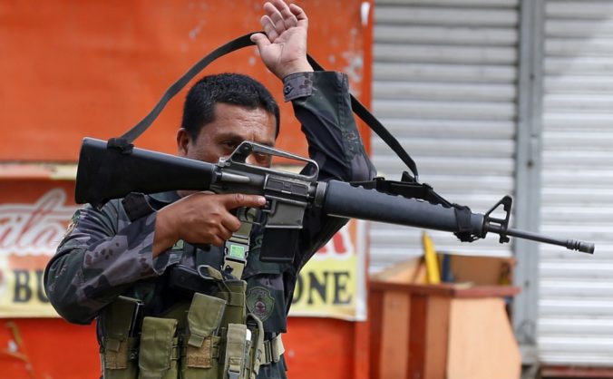 Tisícky policajtov doplatili na krvavé razie na Filipínach, dostali tresty a niektorých aj prepustili