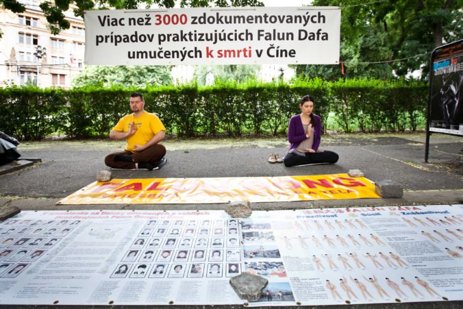 V Bratislave si uctili výročie prenasledovania Falun Gongu, pri ktorom zatkli a mučili milióny ľudí