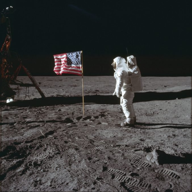 Američania si pripomínajú prvé pristátie človeka na Mesiaci a pamätné slová Neila Armstronga