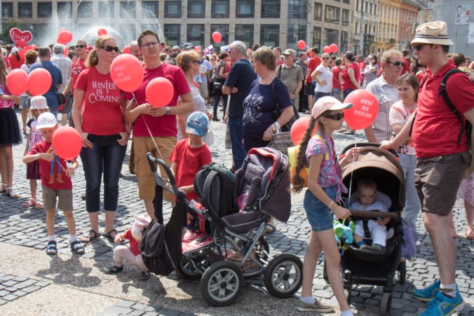 Pochod Hrdí na rodinu chystá pre deti prekvapenie, účastníci by mali prísť v červených tričkách