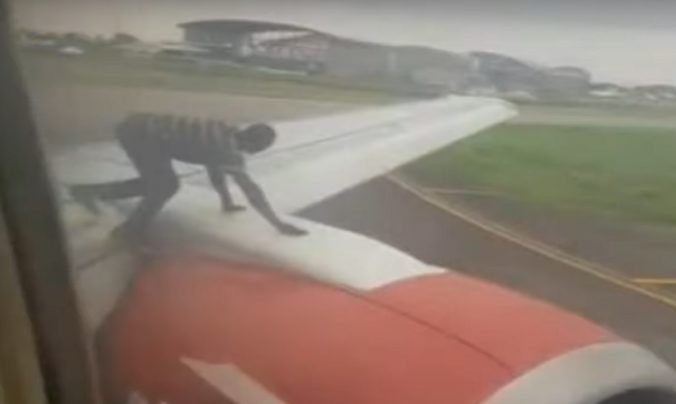 Video: Zdesení cestujúci vybehli v panike z lietadla, na krídlo vyliezol neznámy muž