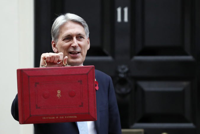 Britský minister financií Hammond nechce Johnsona za premiéra Veľkej Británie, hrozí demisiou