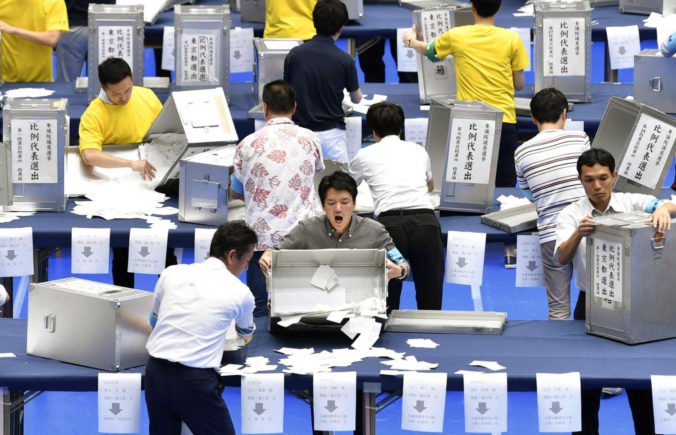 Koalícia premiéra Abeho zvíťazila vo voľbách do hornej komory parlamentu, môže mať ústavnú väčšinu